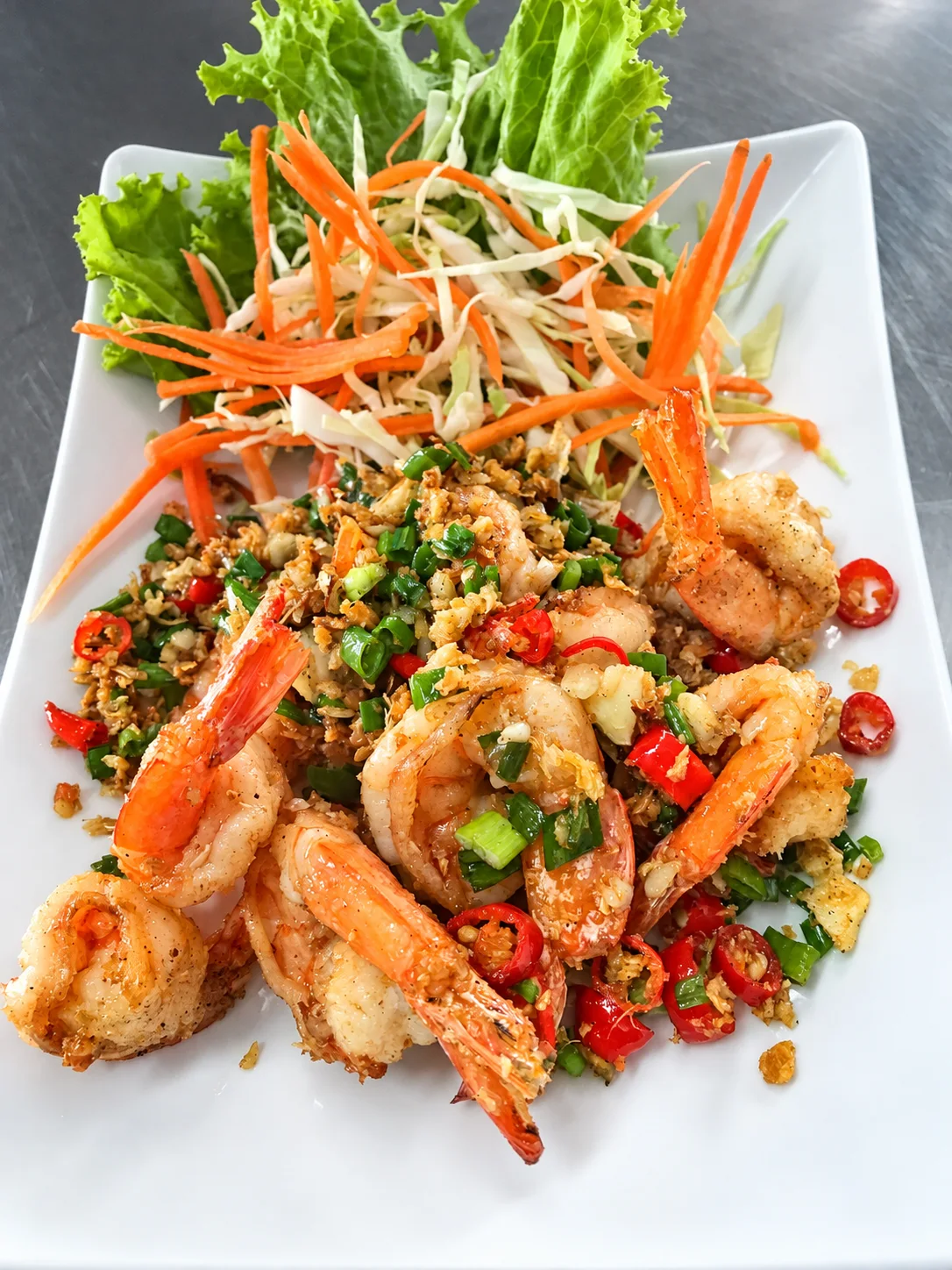 กุ้งทอดโรยพริกและต้นหอม พร้อมผักซอยที่ครัวบ้านวัง